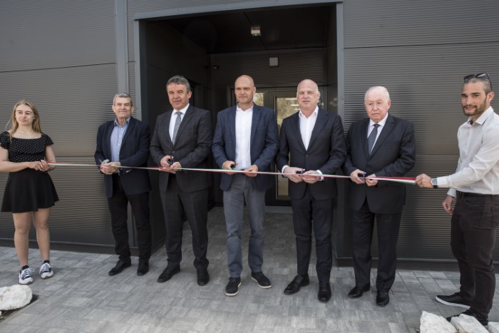 Nemzeti trikolór szalagot vágtak a Sió-híd lábánál