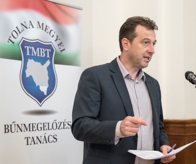 Kábítószerek és drogok címmel tartott konferenciát ma a Tolna Megyei Bűnmegelőzési Tanács a Vármegyeháza dísztermében