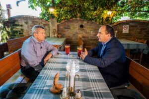 Koszorúk kerültek a szakadáti hősök felújított emlékművére