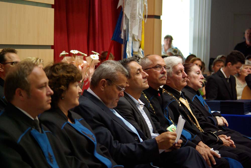 Diplomával vágnak neki